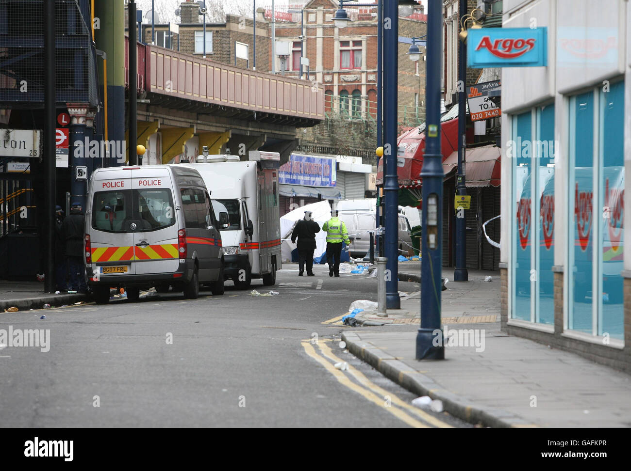Chasse au meurtre après avoir poignardé marché à Brixton Banque D'Images