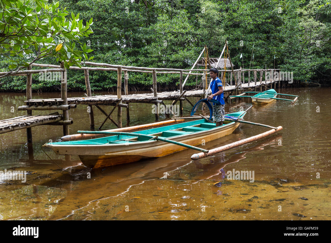 Outrigger Philippines - un outrigger est une partie d'un gréement du bateau qui est rigide et s'étend au-delà de la face ou de plat-bord d'un bateau. Banque D'Images