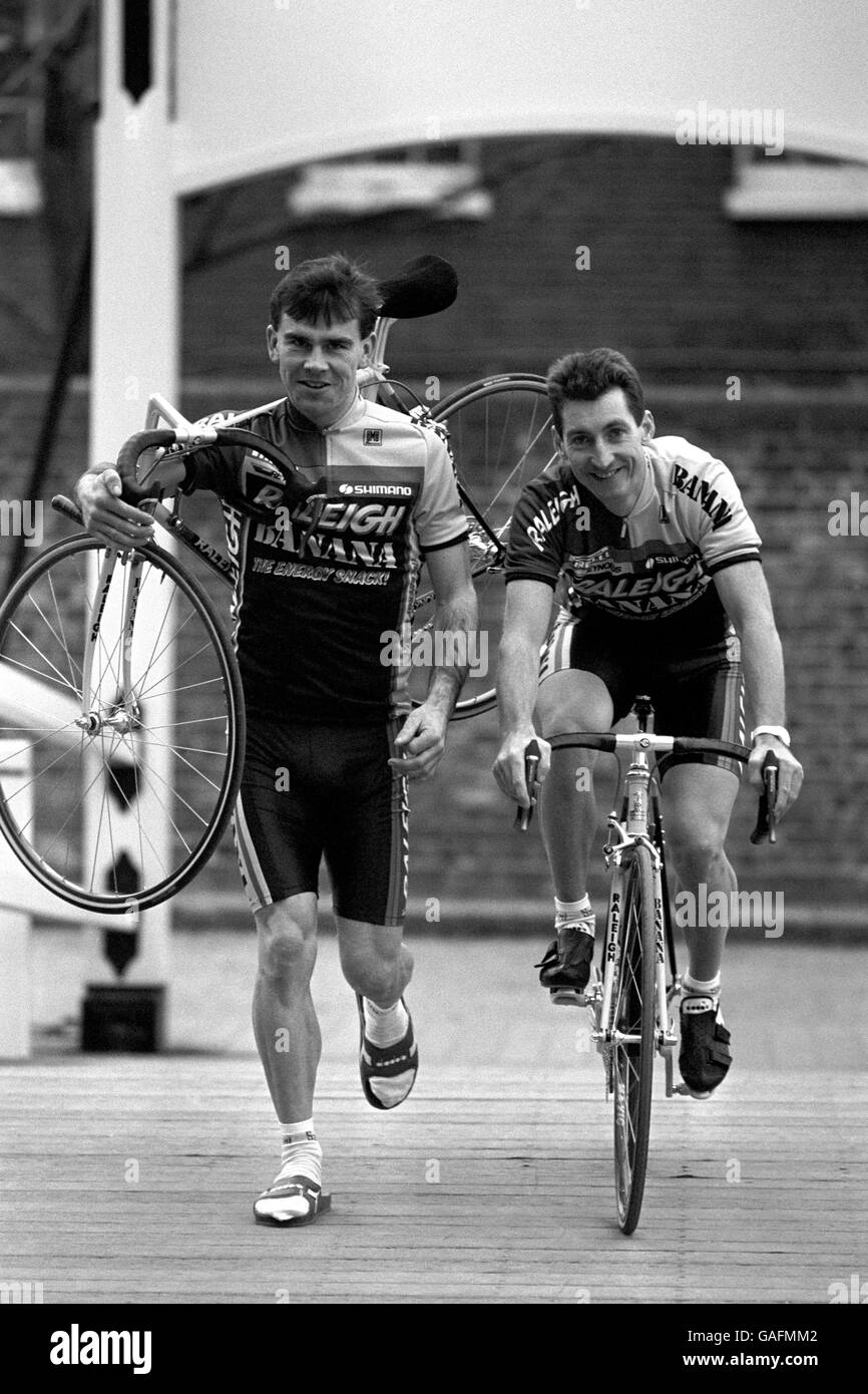 Deux cyclistes montrant les couleurs de l'équipe de course cycliste professionnelle de Raleigh, appelée « l'équipe Raleigh-Banana » en tant que syndicat d'importateurs de bananes, sont devenus le principal commanditaire. National Open Cyclo Cross Champion Sreve Douce (portant son vélo comme il le fait en compétition) et le capitaine d'équipe Phil Thomas. Banque D'Images