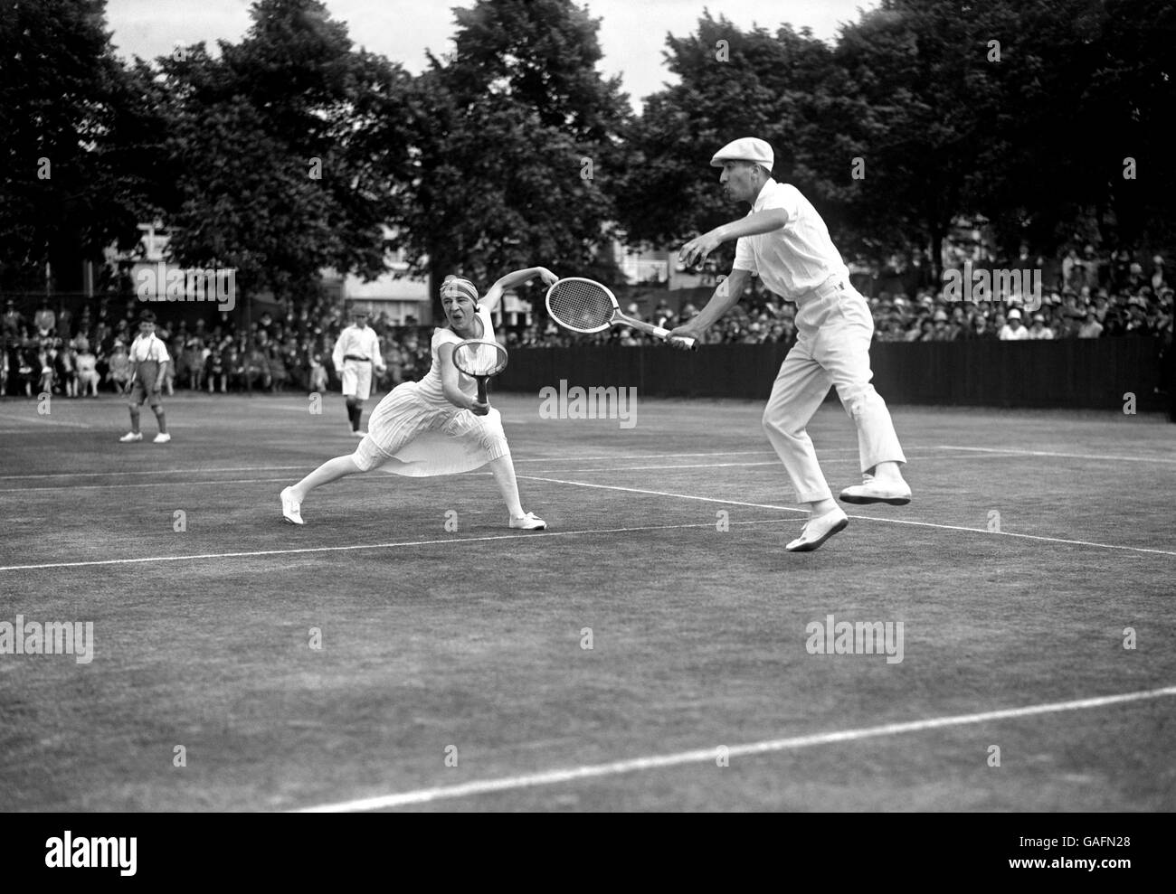 Tennis - partie internationale de tennis - Roehampton - 1920.Les joueurs de tennis français Rene Lacoste et Suzanne Lenglen en jeu pendant les doubles mixtes. Banque D'Images
