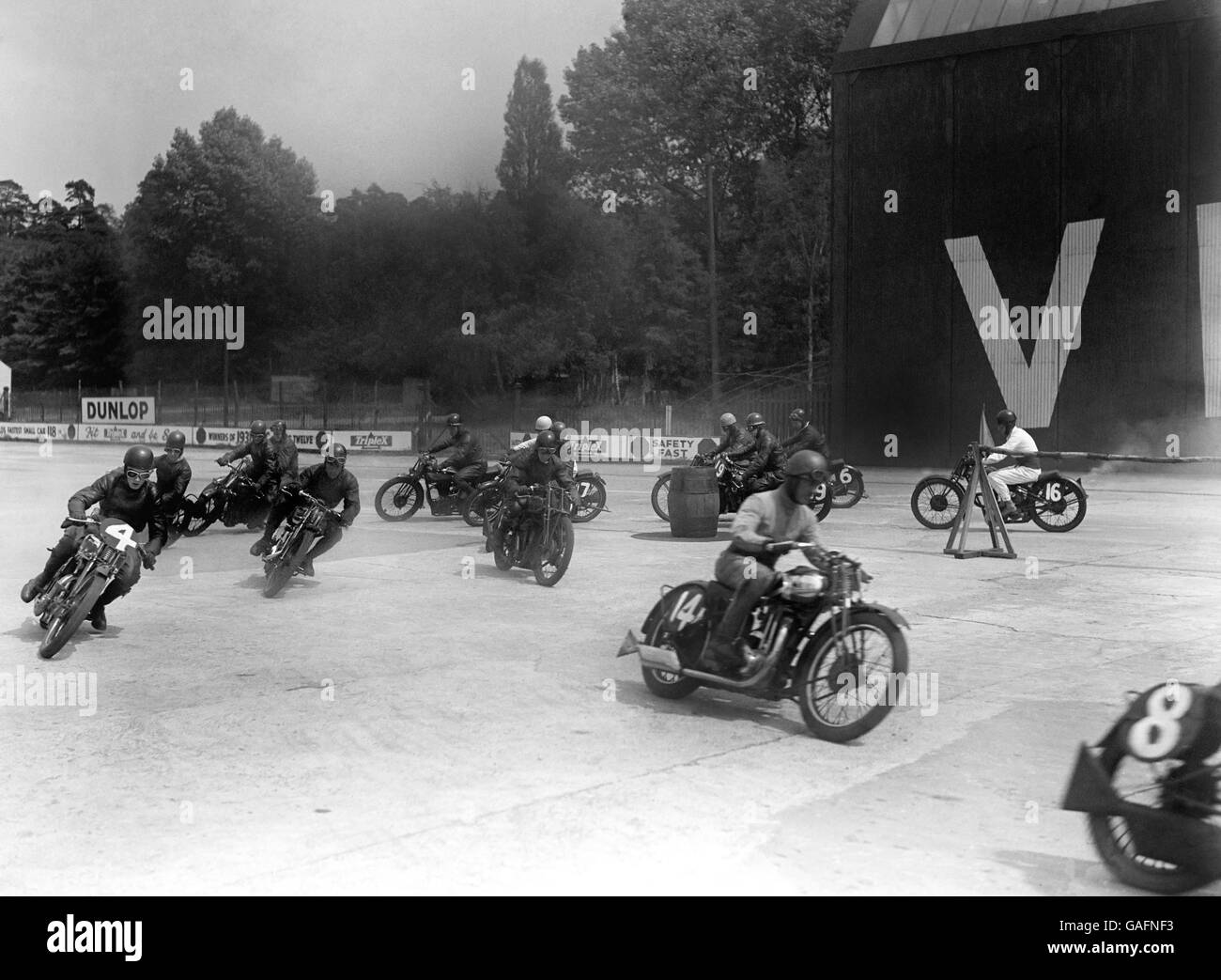 Arrondir l'un des virages en épingle à cheveux au début du Junior Grand Prix de 100 miles (36 tours). Banque D'Images