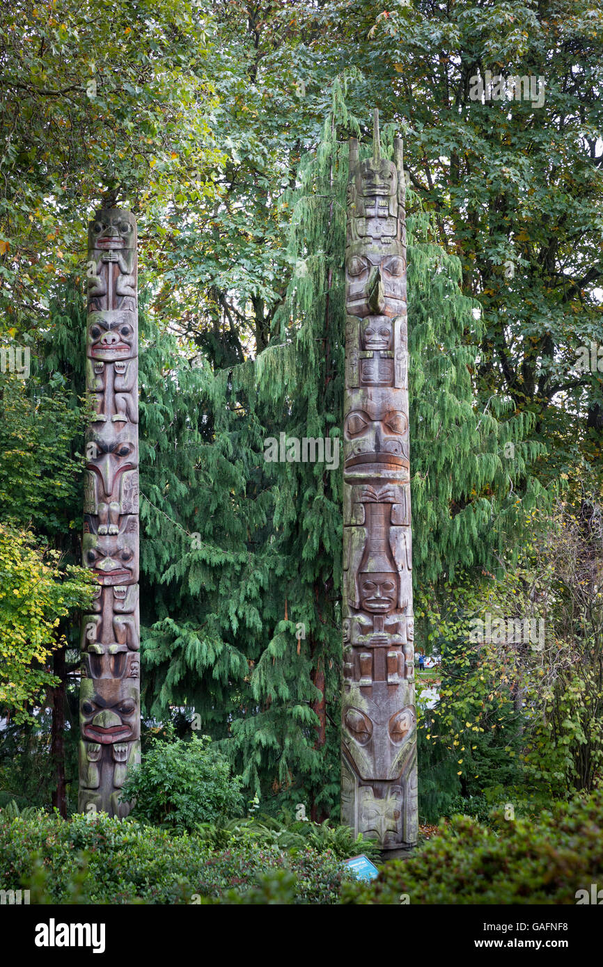 Deux Totems : réplique de cèdre Monuments sculptés par Bill Holm à l'extérieur du Burke Museum of Natural History à Seattle, WA. Banque D'Images