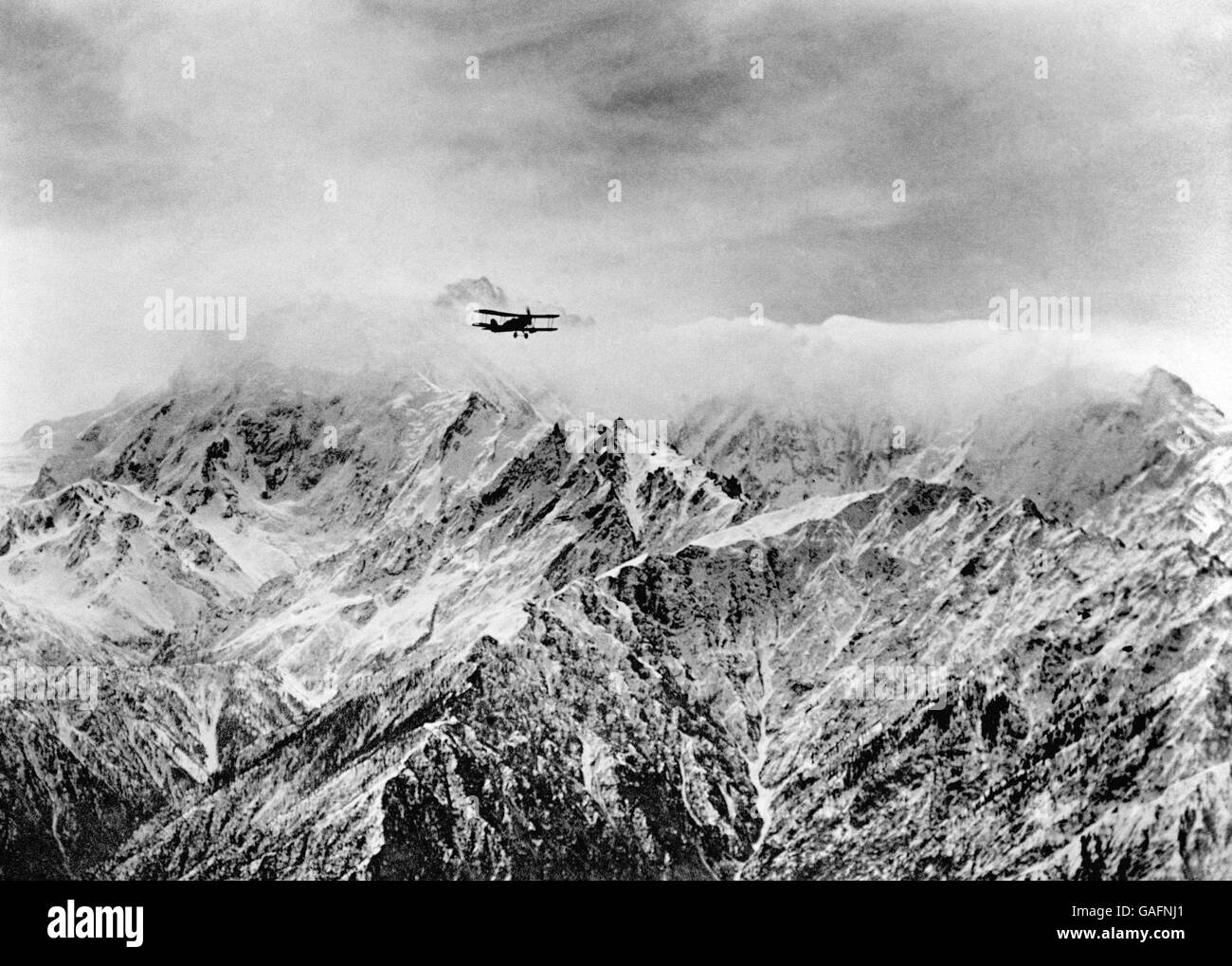 La RAF, qui contrôle la frontière nord-ouest de l'Inde, vole à une hauteur de 16,000 pieds à travers les hautes chaînes du Cachemire, montrant (en arrière-plan) le sommet de Nanga Parbat, la neuvième plus haute montagne de la Terre. Banque D'Images