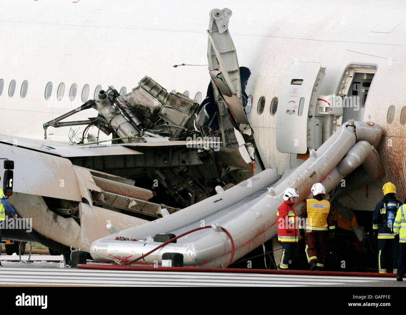 Vue générale de l'avion Boeing 777 de British Airways écrasé à l'aéroport de Heathrow. Robin Tydeman, qui dirigera l'enquête officielle de la Direction des enquêtes sur les accidents aériens (AAIB) sur l'incident de Heathrow, est un enquêteur chevronné ayant plus de 10 ans d'expérience dans l'examen des accidents d'avion. Banque D'Images