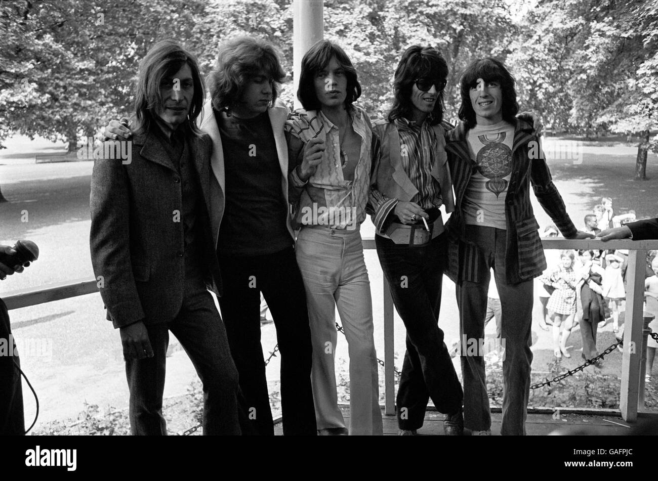 Le nouveau membre Mick Taylor (deuxième à partir de la gauche) rejoint les Rolling Stones pour remplacer le guitariste principal Brian Jones, photographié à Hyde Park, Londres Banque D'Images