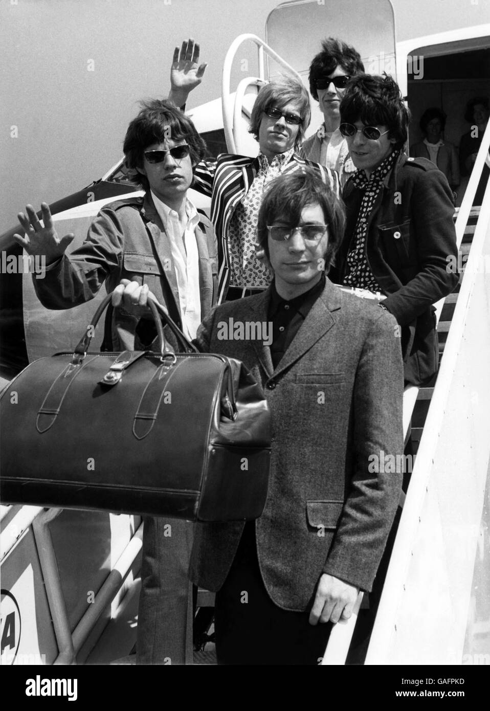 Les Rolling Stones embarquant l'avion à l'aéroport de Londres avant de partir pour les États-Unis. Banque D'Images