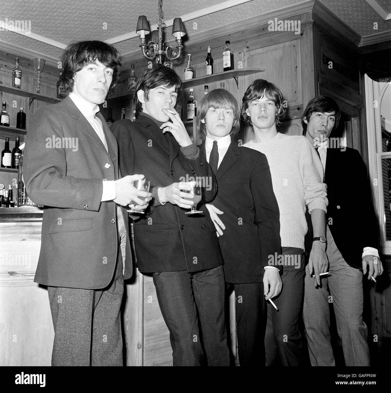 Musique - les Rolling Stones. Les Rolling Stones sont alignés sur un bar Banque D'Images