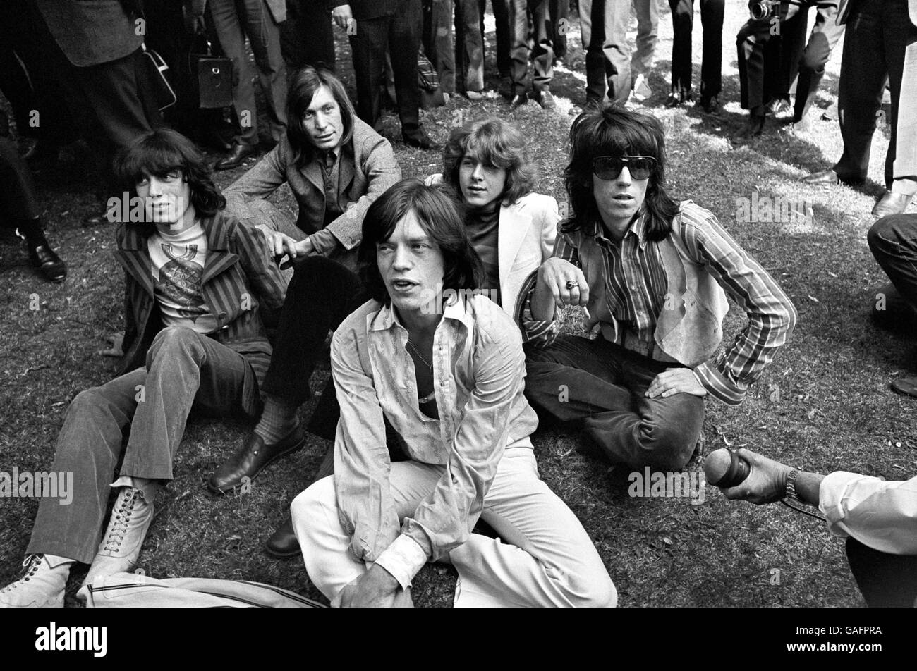 Le nouveau membre Mick Taylor (deuxième à partir de la droite) rejoint les Rolling Stones pour remplacer le guitariste principal Brian Jones, photographié à Hyde Park, Londres Banque D'Images