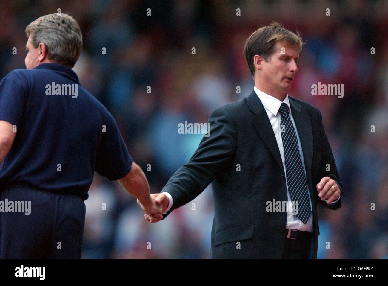 Football - FA Barclaycard Premiership - West Ham United v Birmingham City.Glenn Roeder le directeur de West Ham United secoue la main de Steve Bruce le directeur de la ville de Birmingham après le coup de sifflet final Banque D'Images