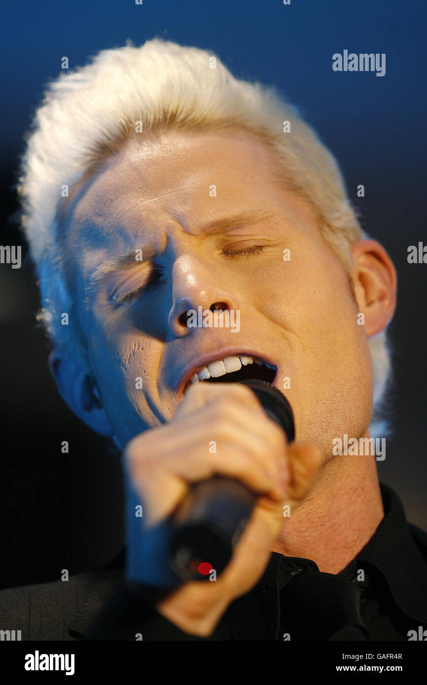 Rhydian Roberts, l'un des participants au concours X Factor restants, qui a remporté le concours 30 et invité l'entrepôt de Carphone, à Oxford Street, dans le centre de Londres, afin de célébrer l'entrepôt de Carphone en tant que sponsor officiel du X Factor de cette année. Banque D'Images