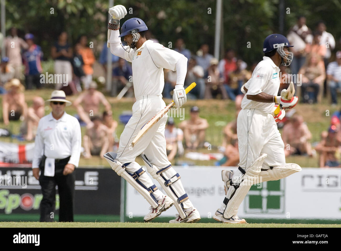 Michael Vandort, du Sri Lanka, célèbre son siècle avec le capitaine Mahela Jayawardene lors du premier match de test au Scinghalais Sports Club, Colombo. Banque D'Images