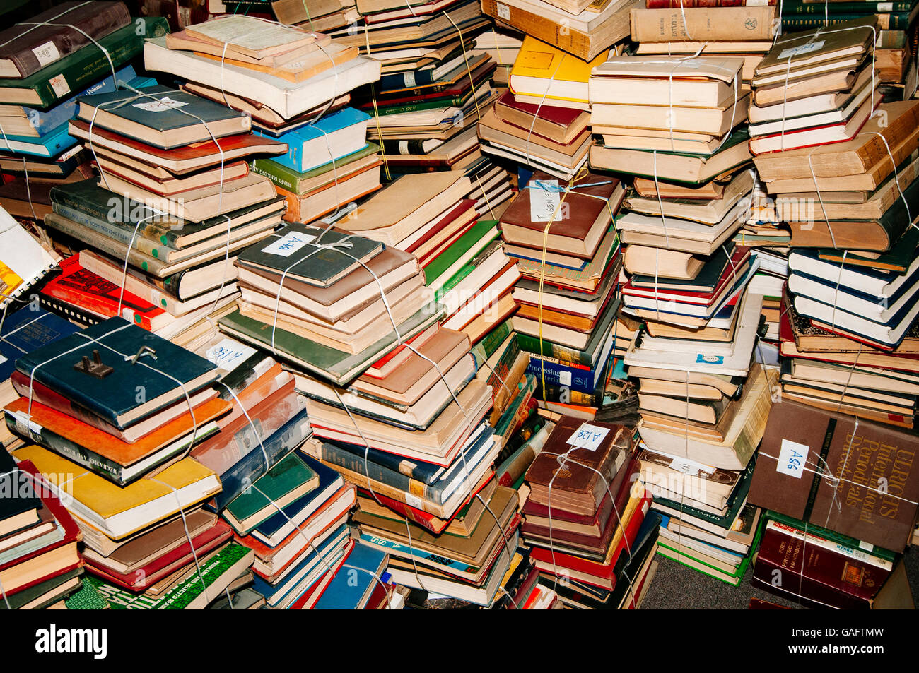 Livres empilés encombré et anciens paquets Banque D'Images