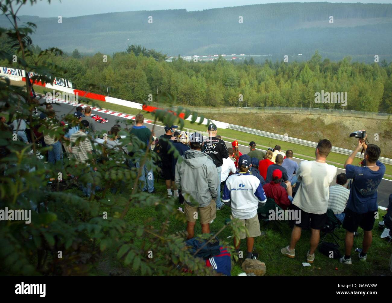 Course automobile Formula One - Grand Prix de Belgique - qualification.Les fans belges regardent Michael Schumacher de Ferrari passer devant Banque D'Images