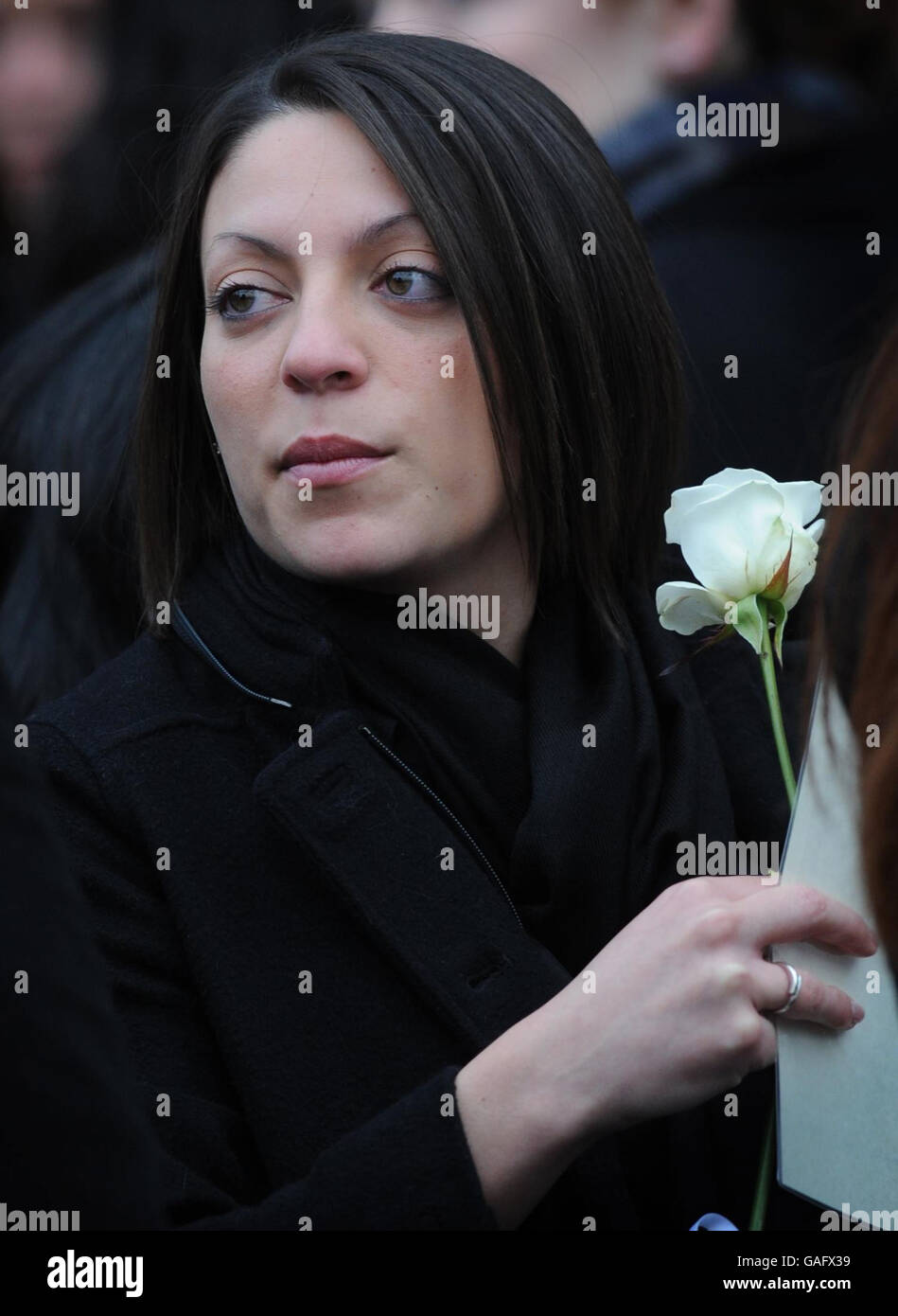 Stephanie Kercher, sœur de Meredith Kercher, assassinée en Italie le mois dernier, à l'église paroissiale, dans le sud de Londres, pour les funérailles de l'étudiant britannique assassiné. Banque D'Images