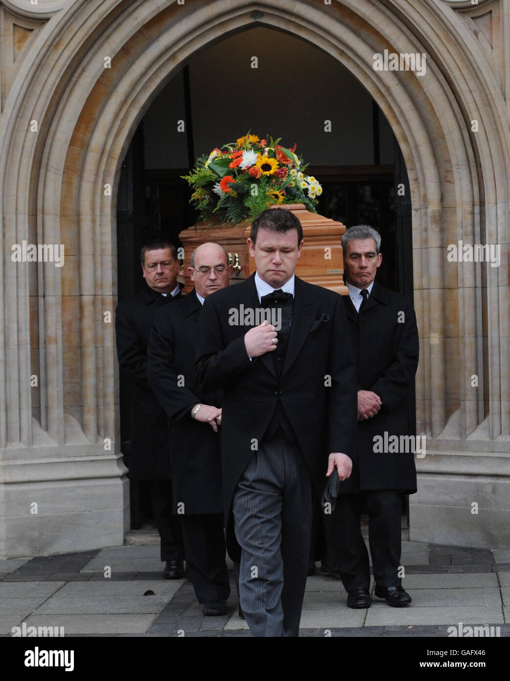 Le cercueil de Meredith Kercher, qui a été assassiné en Italie le mois dernier, quitte l'église paroissiale, au sud de Londres. Banque D'Images