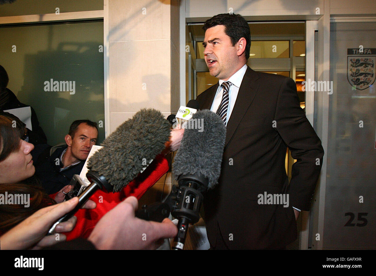 Adrian Bevington, directeur des communications du FA, fait une déclaration confirmant Fabio Capello au poste de nouveau directeur de l'Angleterre à l'extérieur du siège social du FA à Soho Square, à Londres. Banque D'Images