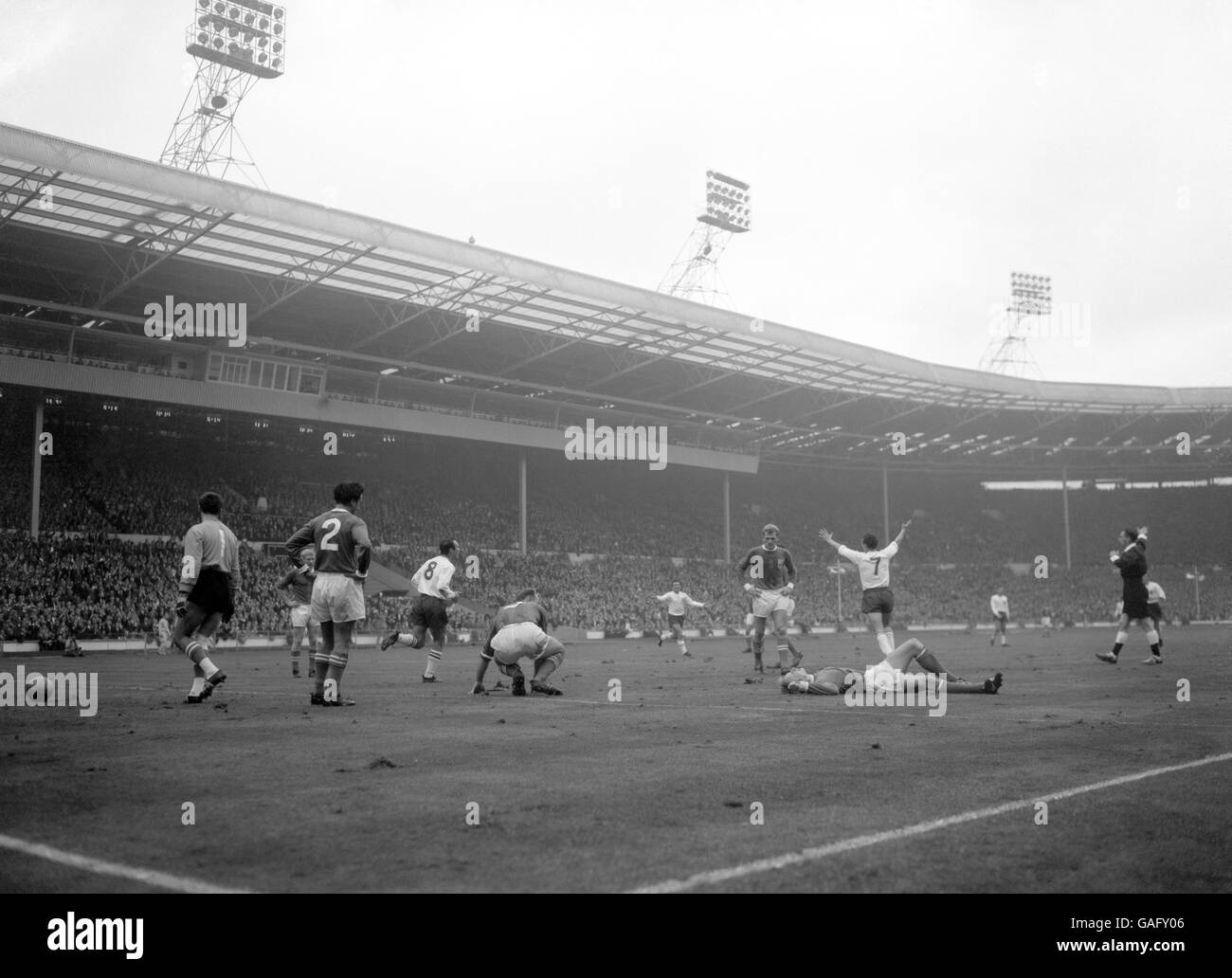 Terry Paine (Southampton), Angleterre outside-right No 7, se met aux bras en triomphe après avoir marquant le premier but de l'Angleterre lors du match du centenaire de l'Association de football contre le reste du monde (FIFA) au stade Wembley. Denis Law (Manchester United et Écosse) est couché sur toute la longueur du territoire. Banque D'Images