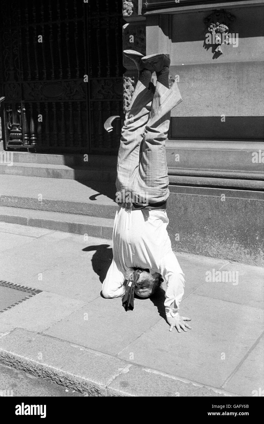 Une démonstration de yoga impromptue du propriétaire du club de jeux de Soho Norbert Rondel, 48 ans, à Londres, après avoir été autorisé à la vieille Bailey de conspirer pour voler, et de fournir des armes pour le raid de la maison de Knightsbridge Spaghetti. Banque D'Images