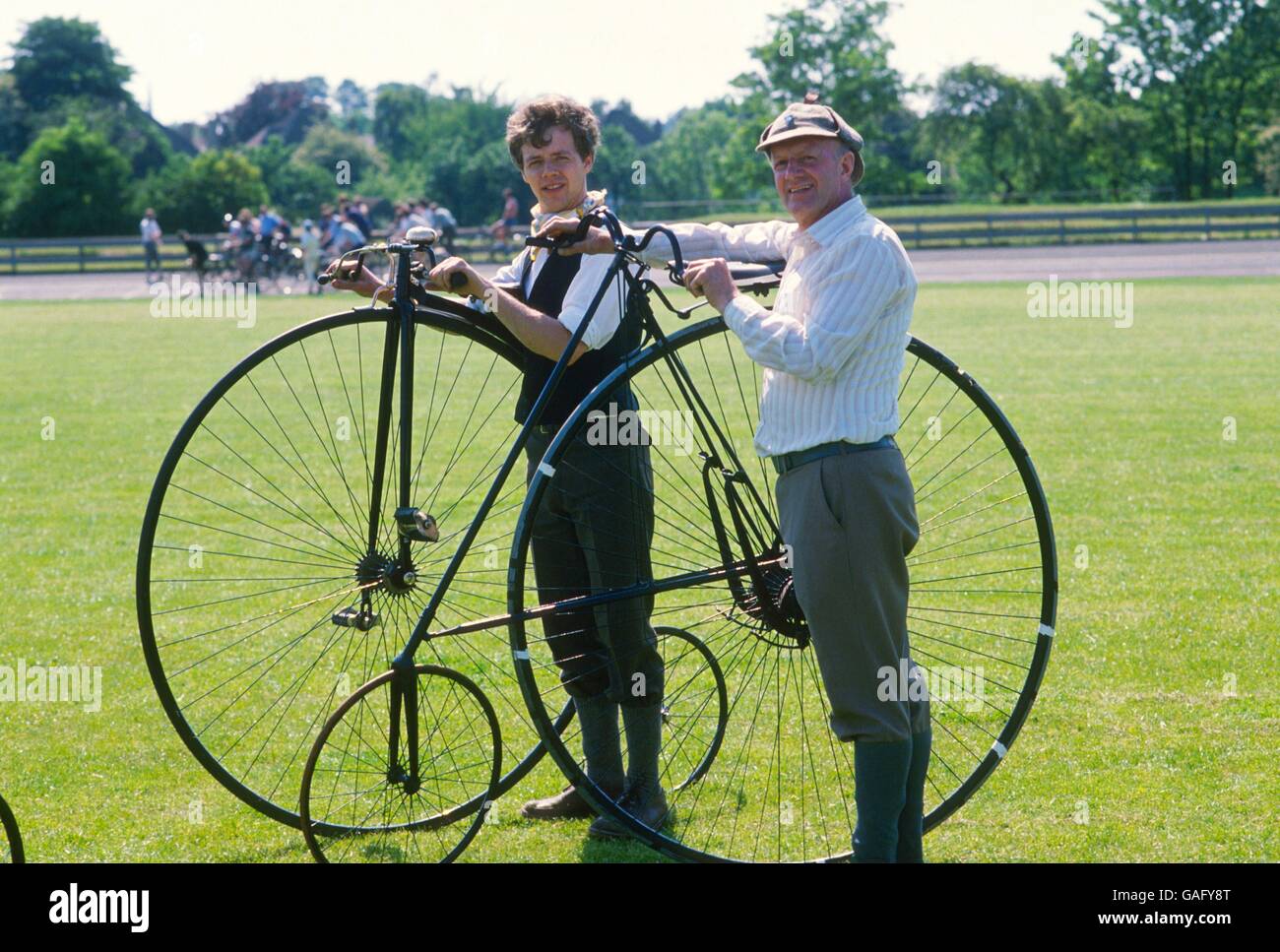 Cyclisme - Vintage cycle Racing - Herne Hill.Deux amateurs de vélo vintage avec Penny farthings Banque D'Images