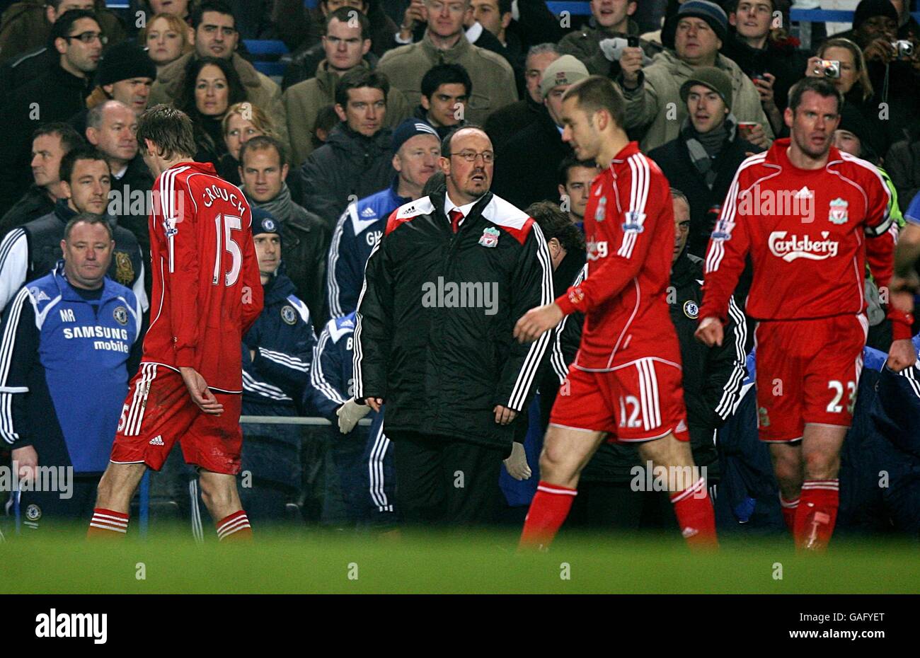 Soccer - Carling Cup - quart de finale - Chelsea / Liverpool - Stamford Bridge.Peter Crouch de Liverpool passe devant le directeur Rafael Benitez après avoir été envoyé Banque D'Images Soccer - Carling Cup - quart de finale - Chelsea / Liverpool - Stamford Bridge.Peter Crouch de Liverpool passe devant le directeur Rafael Benitez après avoir été envoyé Banque D'Images