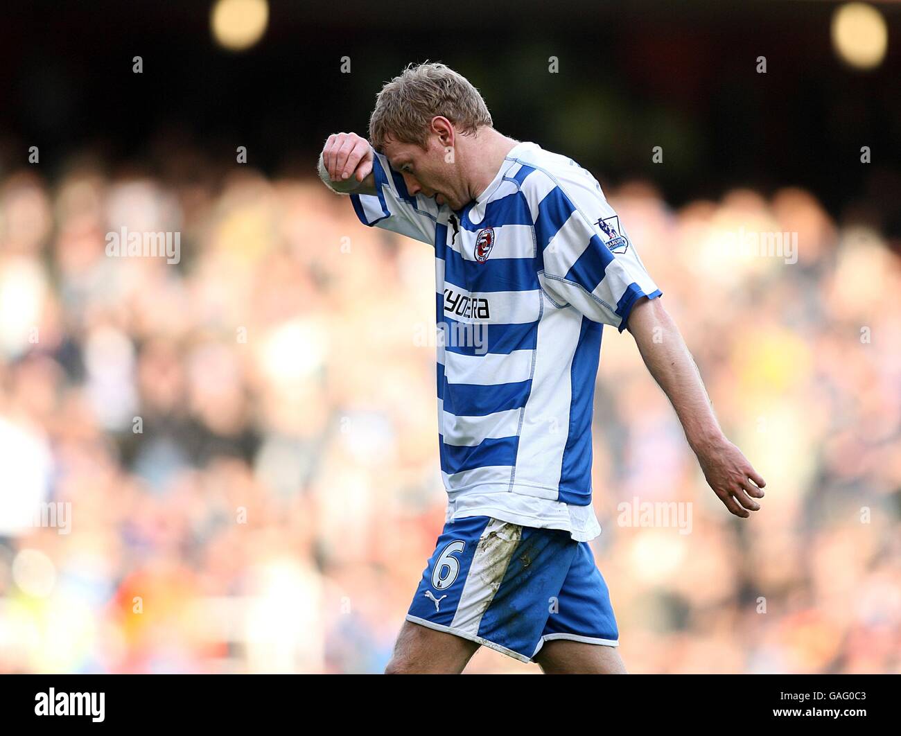 Le Reading's Brynjar Gunnarsson s'en va depuis abattu après avoir été montré le Carte rouge par l'arbitre Peter Walton Banque D'Images