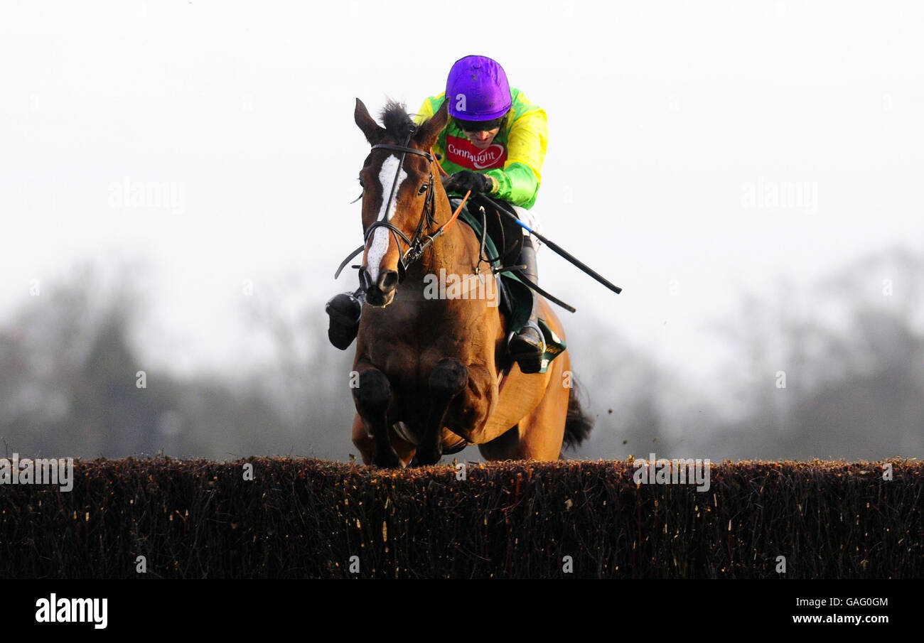 Kauto Star monté par Ruby Walsh saut le dernier à gagner le Stan James King George VI Chase à l'hippodrome de Kempton Park. Banque D'Images