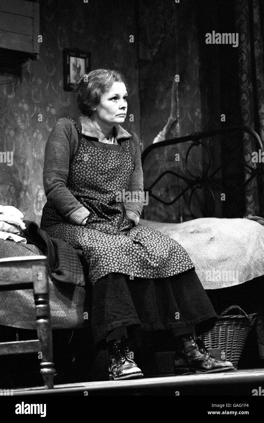Théâtre - Juno et le Paycock - production du centenaire O'Casey - 1980.Judi Dench en répétition pour son rôle à Juno et Paycock pour le RSC à Aldwych. Banque D'Images