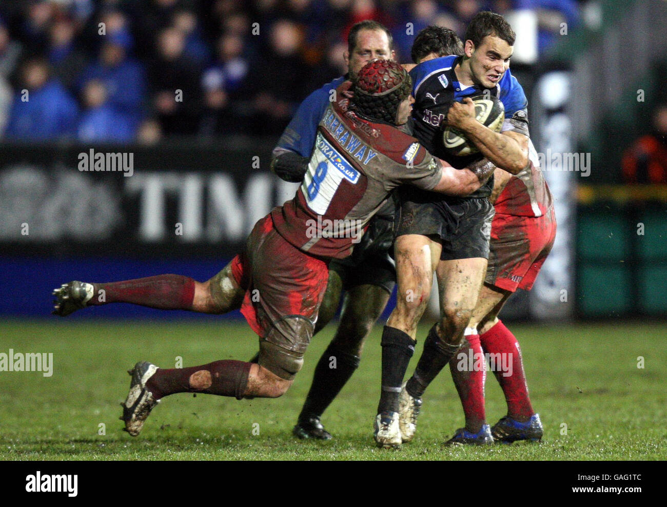 Olly Barkley de Bath est affrontée par Luke Narraway de Gloucester lors du match de Guinness Premiership au terrain de loisirs de Bath. Banque D'Images