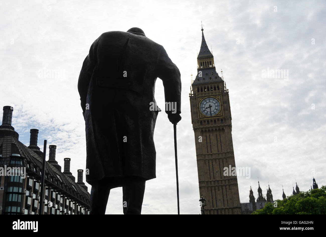 Statue de Sir Winston Churchill et de Big Ben, la place du Parlement, Westminster, London, England, UK Banque D'Images