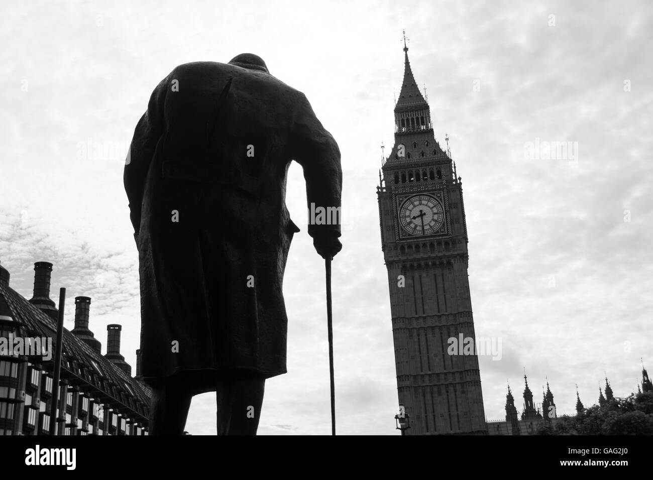 Statue de Sir Winston Churchill et de Big Ben, la place du Parlement, Westminster, London, England, UK Banque D'Images