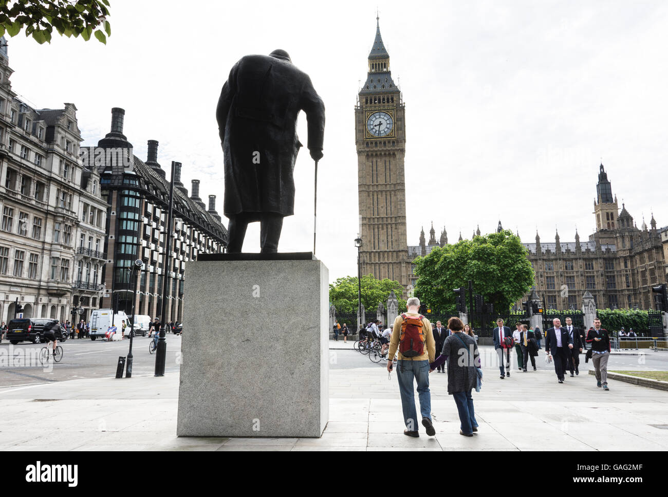 Statue de Sir Winston Churchill et de Big Ben, la place du Parlement, Westminster, London, England, UK Banque D'Images