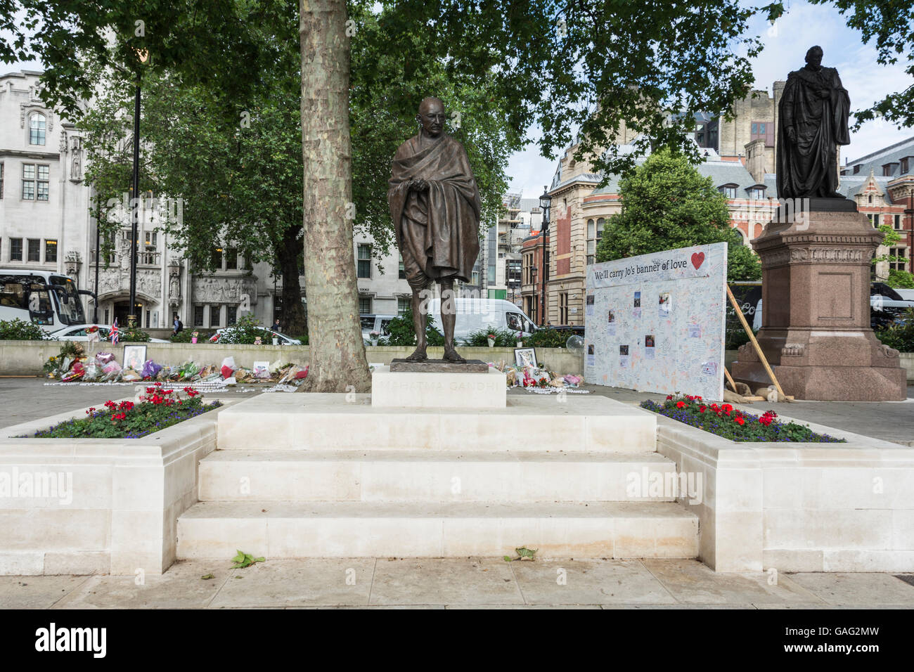 Tributs floraux et des souvenirs à Jo Cox dans Parliament Square, London, England, UK Banque D'Images