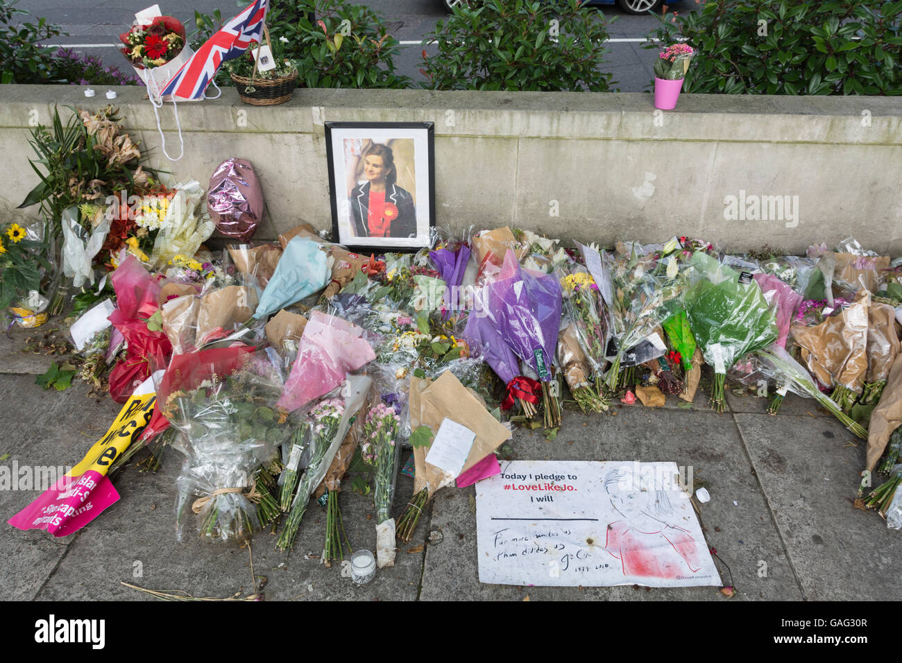 Tributs floraux et des souvenirs à Jo Cox dans Parliament Square, London, England, UK Banque D'Images