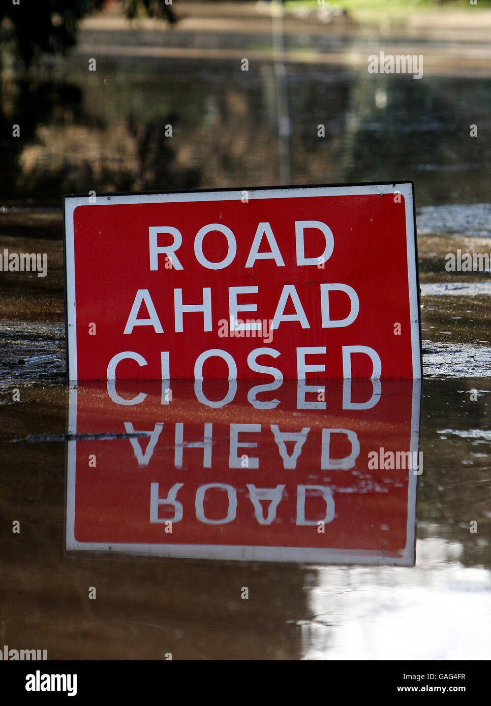 Church Street à Kempsey, dans le Worcestershire, est fermé en raison d'inondations. Banque D'Images