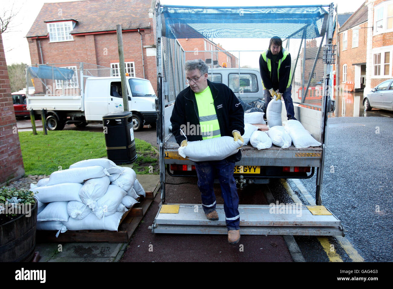 Des sacs de sable arrivent pour les résidents de New Street Upton, Worcestershire. Banque D'Images