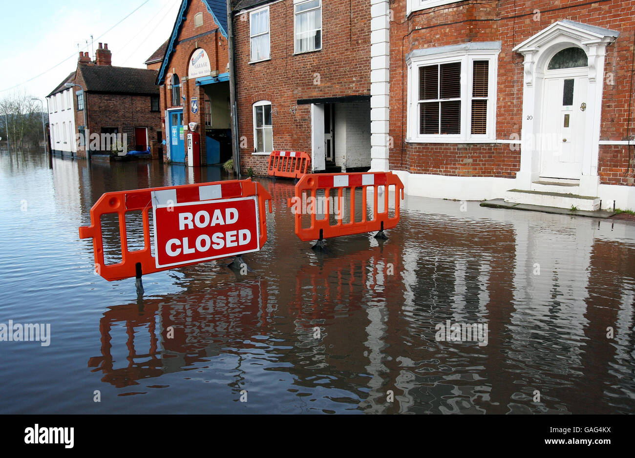 La rue New à Upton sur Severn dans Worcestershire est fermée en raison d'inondations. Banque D'Images