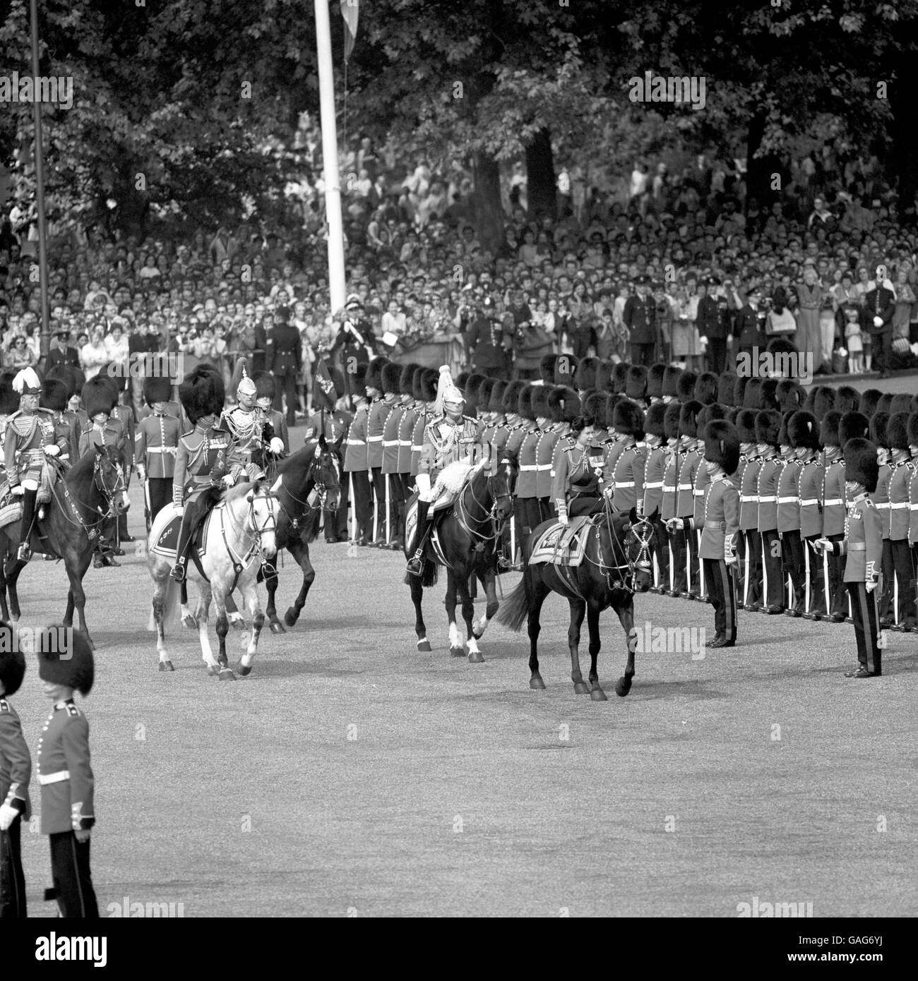 La Reine fait ses inspections à la Trooping la couleur Sur la parade des gardes à cheval Banque D'Images