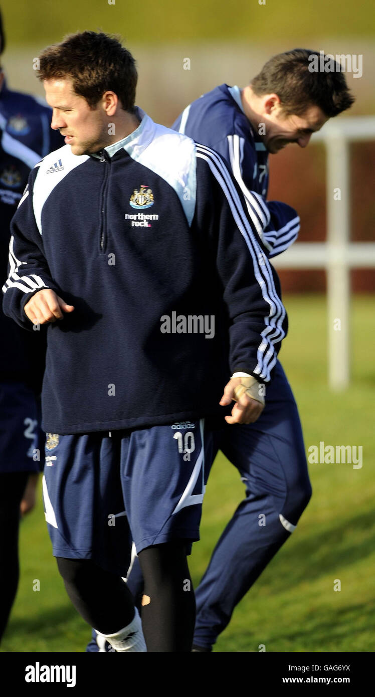 Soccer - Newcastle United Training session - terrain d'entraînement de Longbenton.Michael Owen (premier plan) et Joey Barton pendant une séance d'entraînement au terrain d'entraînement de Longbenton, à Newcastle. Banque D'Images