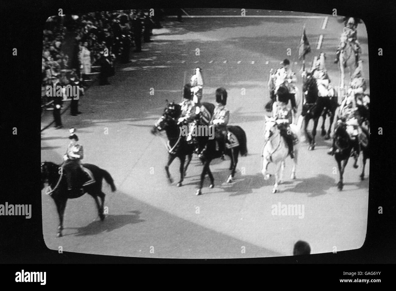 CAPTURE D'ÉCRAN de la BBC Television. La Reine tape son cheval birman après qu'il ait réagi à six langes qui venaient de la foule pendant que la Reine descendait du Mall Banque D'Images
