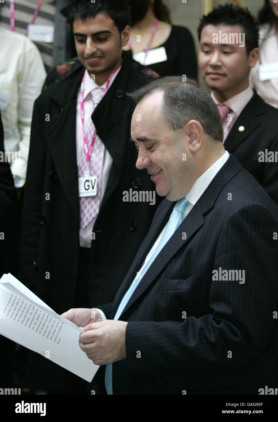 Les dirigeants des partis politiques écossais, notamment le Premier ministre Alex Salmond (à droite), rencontrent les participants au programme d'observation politique de l'Alliance antiraciste de Glasgow au Parlement écossais à Édimbourg. Banque D'Images