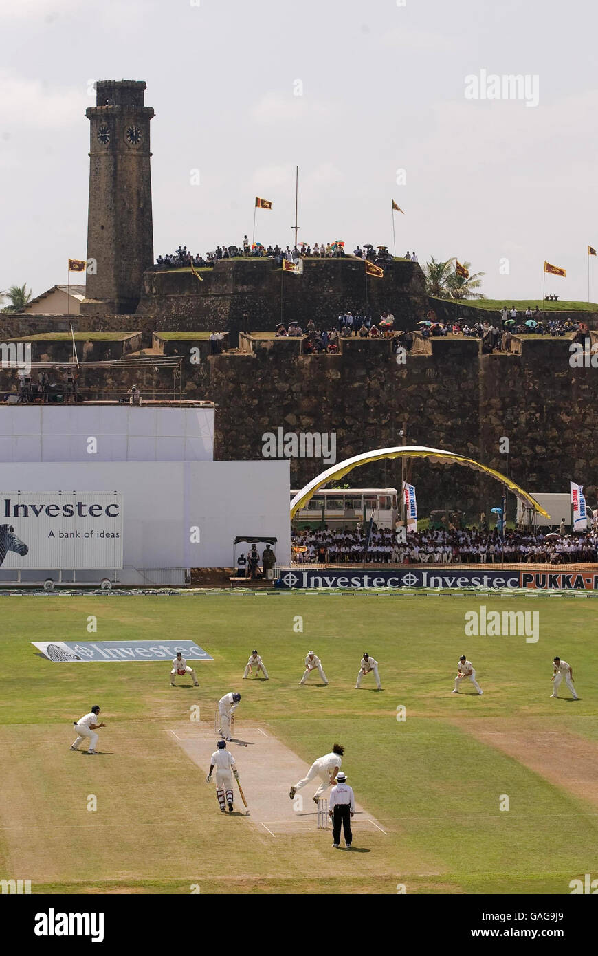 Le Ryan Sidebottom d'Angleterre s'est porté au Sri Lanka Upul Tharanga lors de la première partie du troisième match de test au stade international de Galle, Galle, Sri Lanka. Banque D'Images