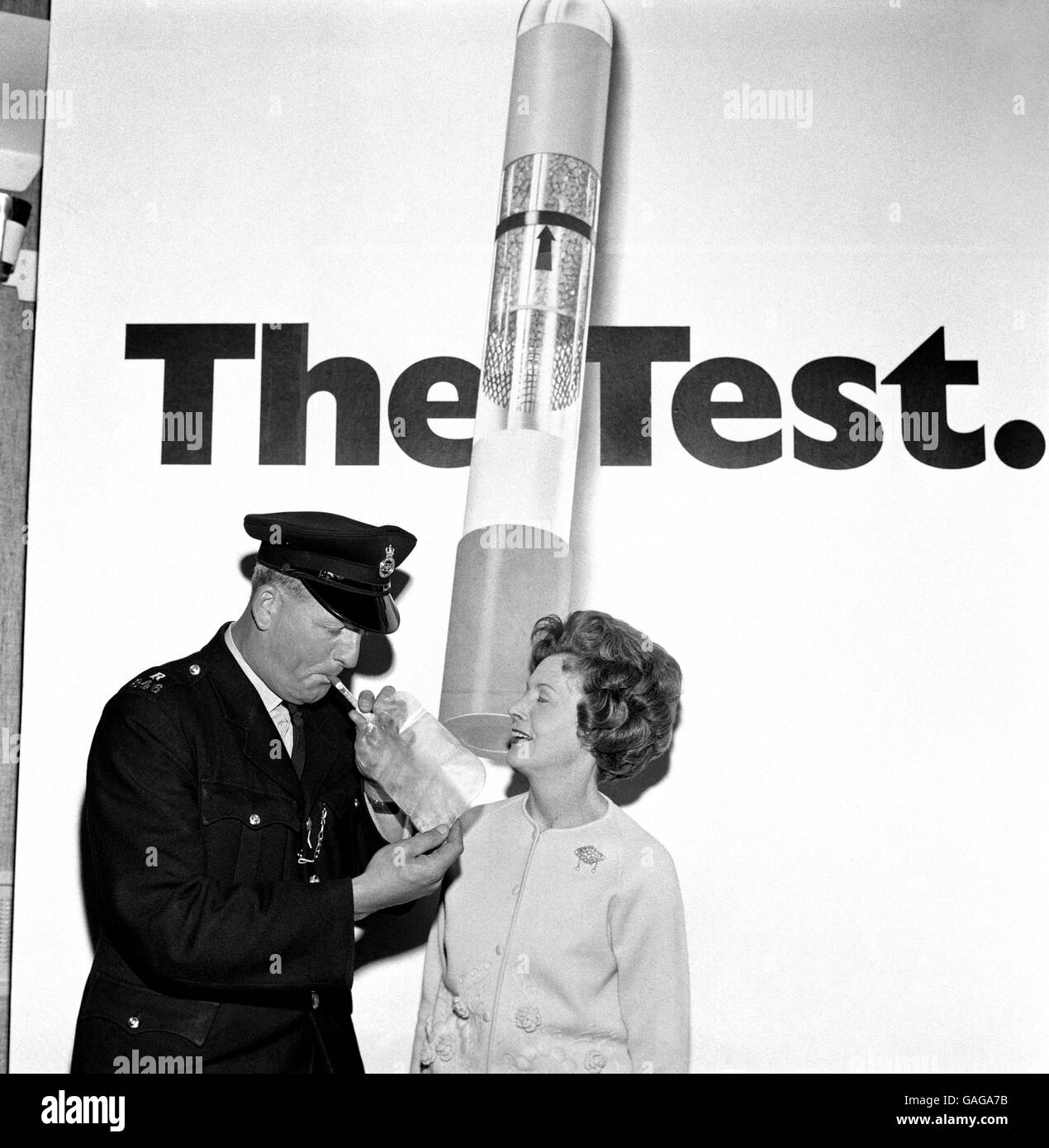 1967: L'agent de police Tony Burton de Londres a présenté l'appareil d'essai de respiration Alcotest 80 pour Mme Barbara Castle, ministre des Transports, à Londres, où elle a lancé une campagne de publicité sur l'alcool et la conduite de MOT pour informer le public de la nouvelle loi sur les alcootests. Banque D'Images