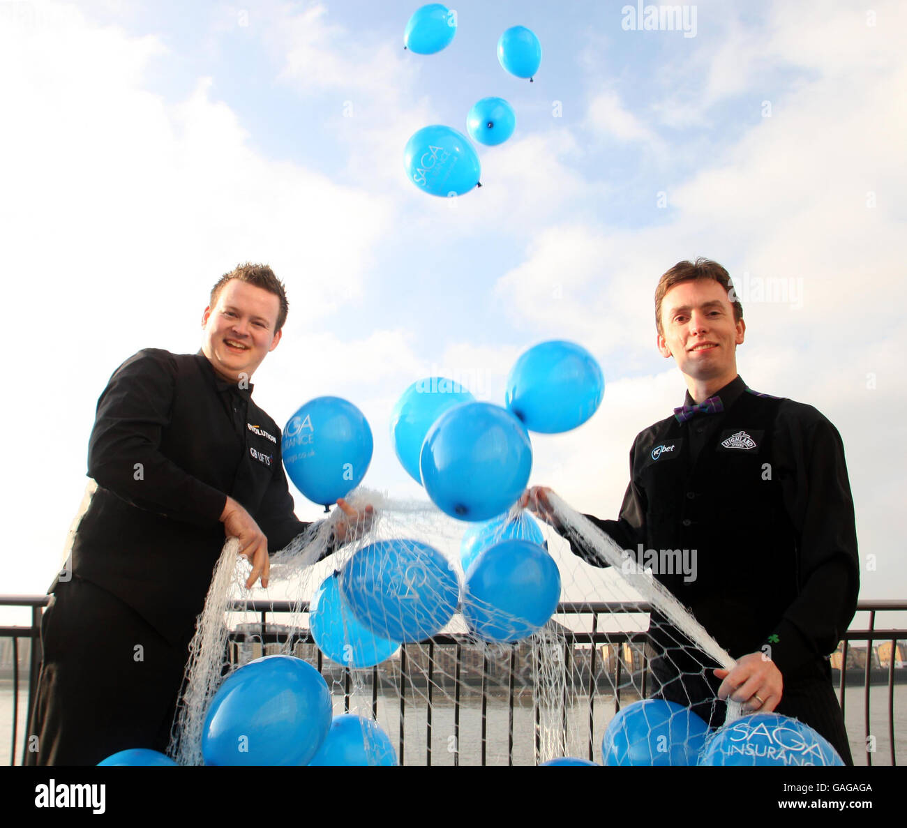 Les joueurs de snooker Ken Doherty (à droite) et Shaun Murphy lancent les SAGA Insurance Masters en libérant 200 ballons à Canary Wharf, Londres. Banque D'Images