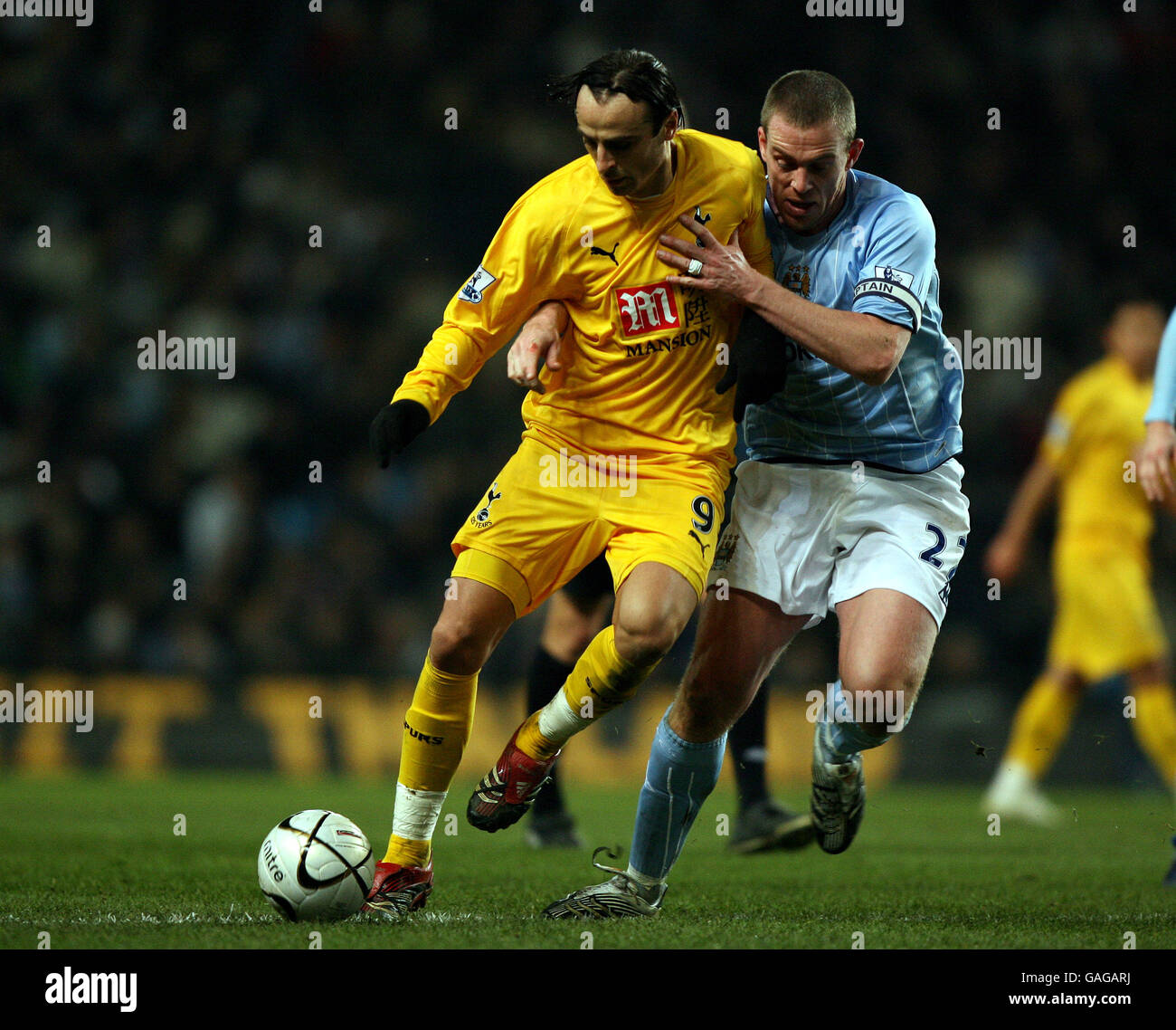 Dimitar Berbatov de Tottenham Hotspur et Richard Dunne de Manchester City pour le ballon Banque D'Images