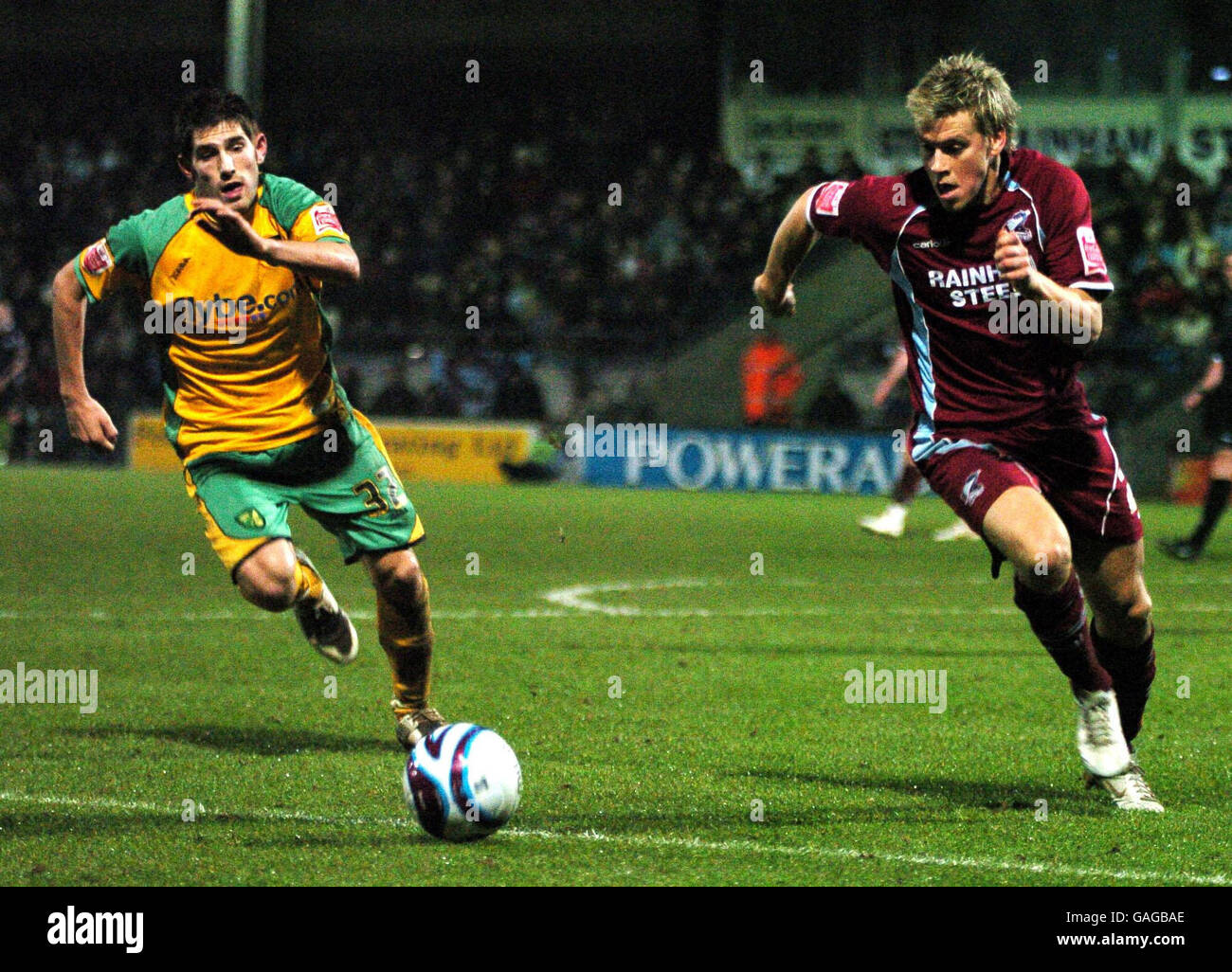Scunthorpe's Kevan Hurst (à droite) et Ched Evans de Norwich se battent pour le ballon lors du match de championnat de la Coca-Cola football League à Glanford Park, Scunthorpe. Banque D'Images Scunthorpe's Kevan Hurst (à droite) et Ched Evans de Norwich se battent pour le ballon lors du match de championnat de la Coca-Cola football League à Glanford Park, Scunthorpe. Banque D'Images