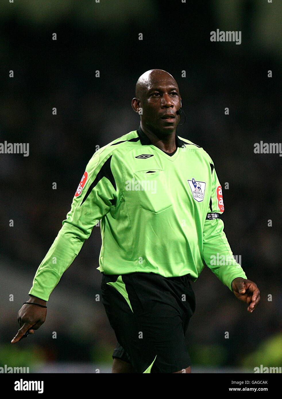 Football - Barclays Premier League - Manchester City / Liverpool - City of Manchester Stadium. Uriah Rennie, arbitre Banque D'Images