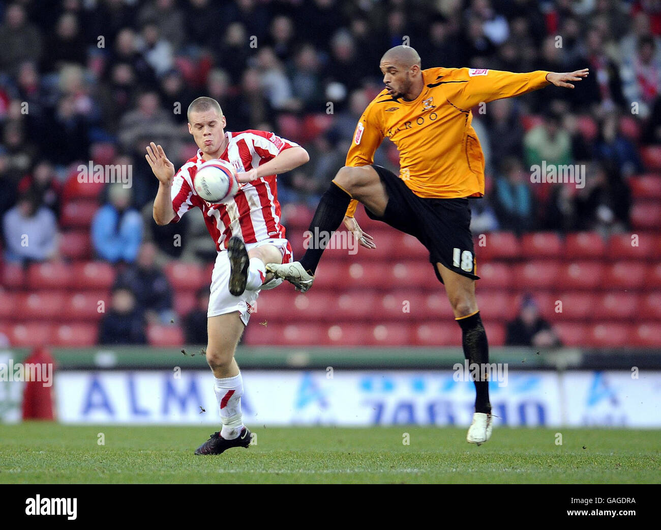 Ryan Shawcross de Stoke City et Caleb Folan de Hull City en action lors du match du championnat de football Coca-Cola au Britannia Stadium, Stoke. Banque D'Images Ryan Shawcross de Stoke City et Caleb Folan de Hull City en action lors du match du championnat de football Coca-Cola au Britannia Stadium, Stoke. Banque D'Images