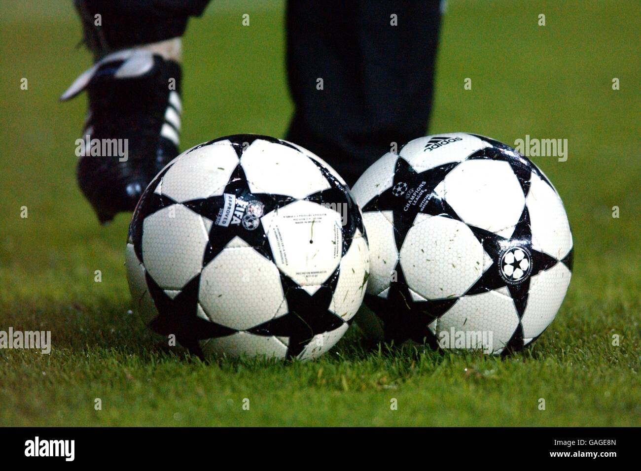 Football - Ligue des champions de l'UEFA - Groupe D - Rosenborg / Inter Milan. Deux ballons de football officiels de la Ligue des champions Banque D'Images