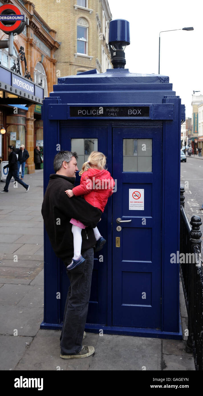 Boîtier téléphonique de type TARDIS.Une vue générale d'une boîte de police de style 'tardis' devant la station de métro Earl's court le samedi 5 janvier. Banque D'Images