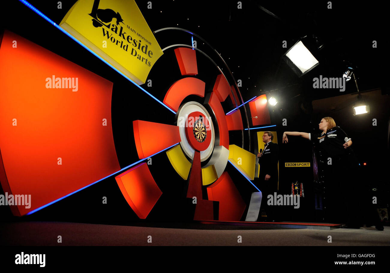 Anastasia Dobromyslova sur le chemin de la victoire dans la finale des femmes pendant le Championnat du monde des fléchettes, Frimley Green, Surrey. Banque D'Images